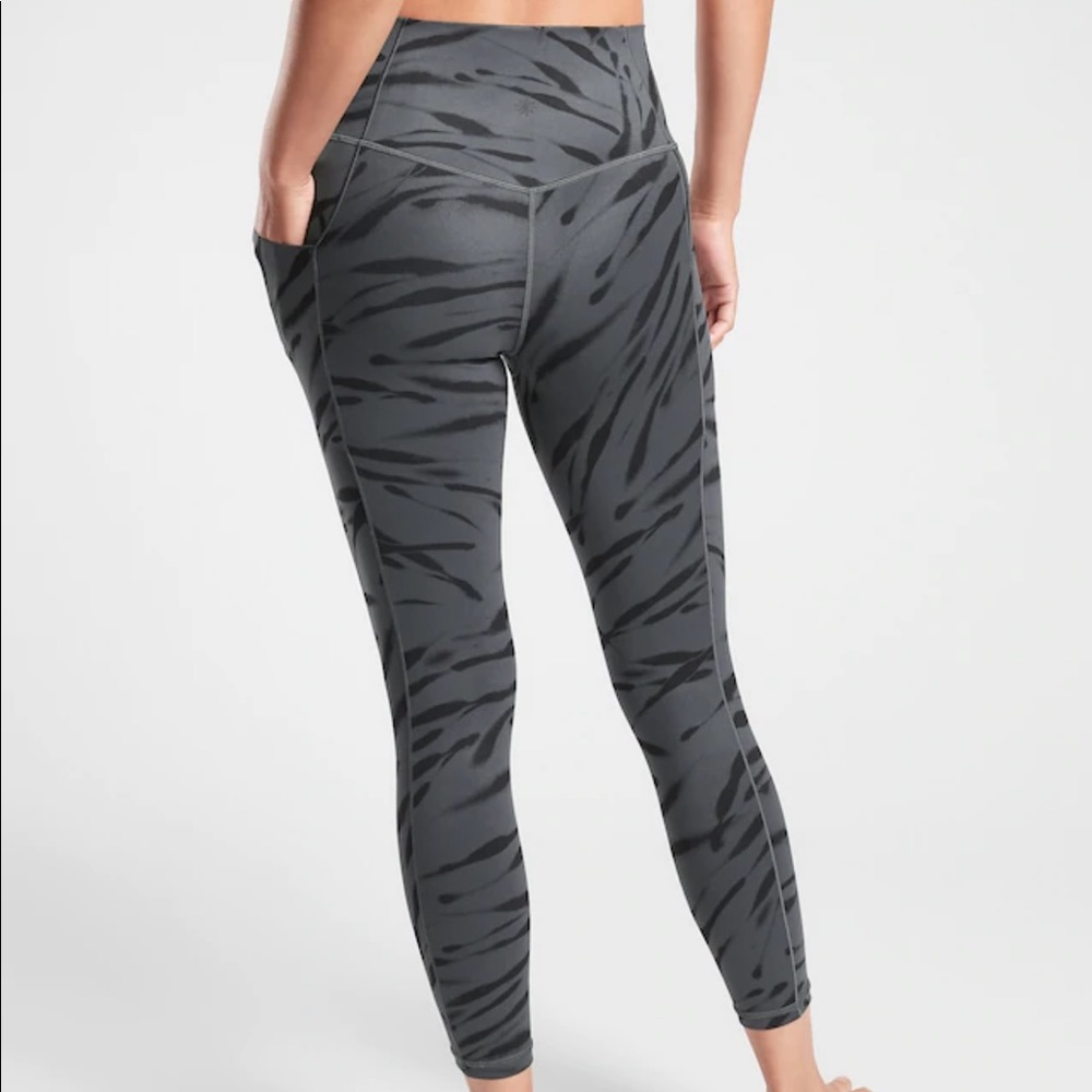NWT Athleta Salutation Zebra Legging XS - Picture 4 of 11